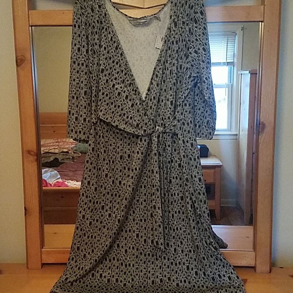 Soft by AVENUE wrap dress b&w chain print